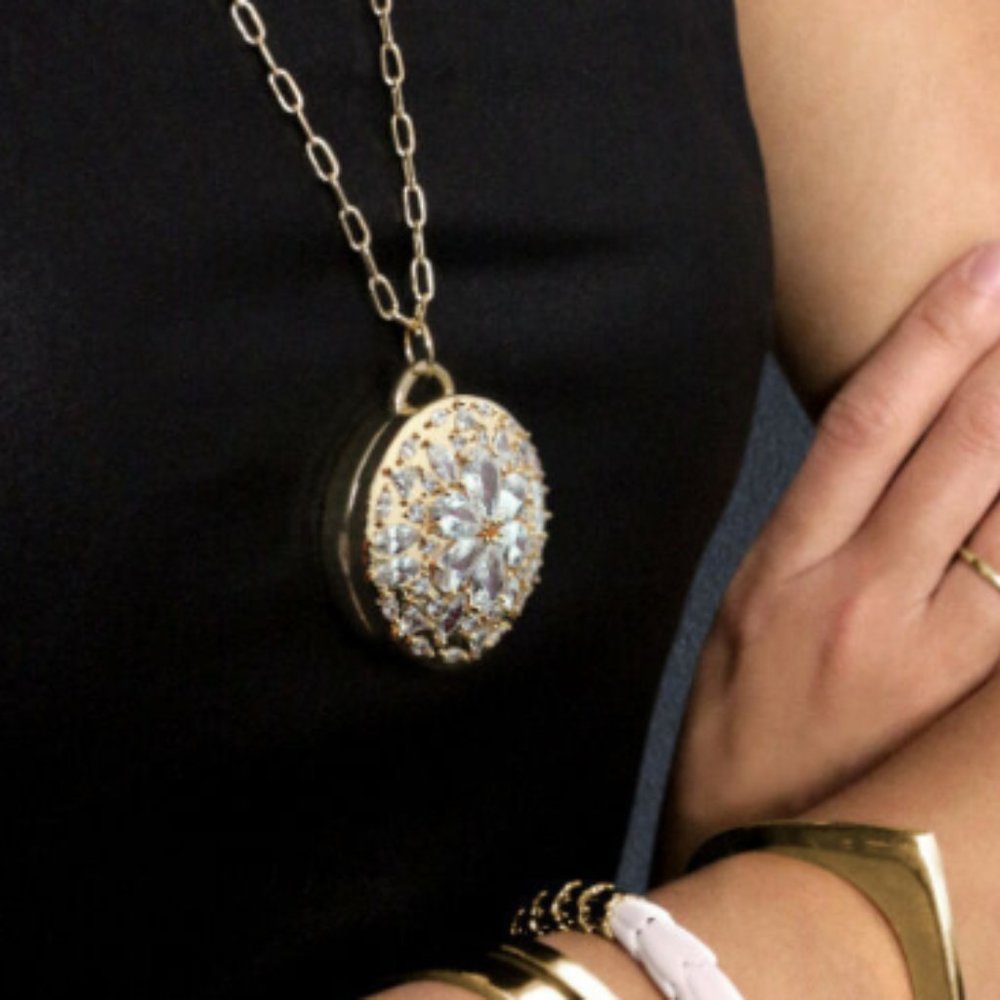 Misfit Flash w/ BaubleBar Helena Necklace, Sport B